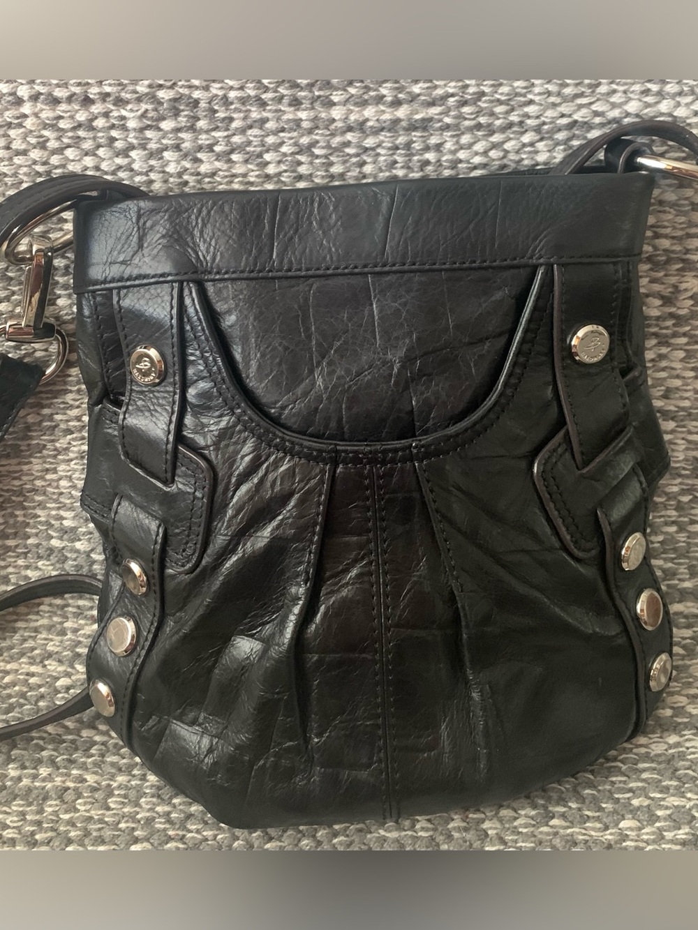 B.MAKOWSKY BLACK CROC EMBOSSED LEATHER CROSSBODY HANDBAG